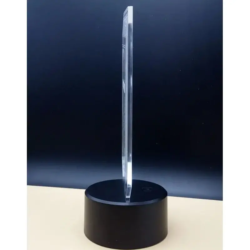 Fortnite 3D lampe. Natlampe med et lysende Fortnite logo. Farveskift mellem 7 farver.